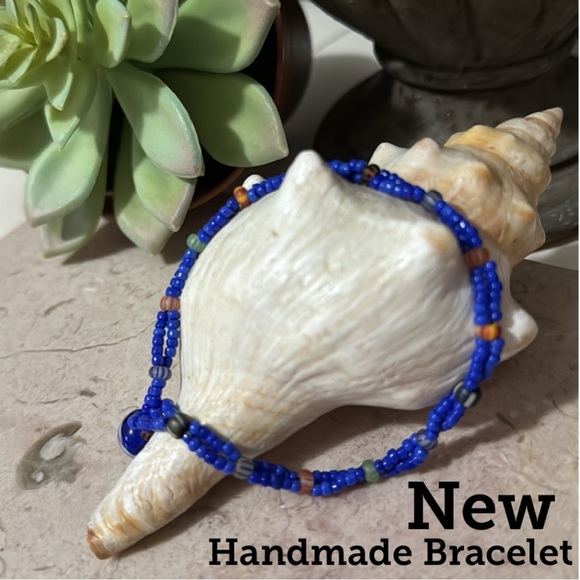 Free-New Handmade Bracelet-Seed Beads in Blue-Vintage Glass Bead Closure - Picture 2 of 12
